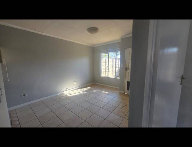 2 BEDROOM TOWNHOUSE FOR SALE IN ROOIHUISKRAAL NORTH